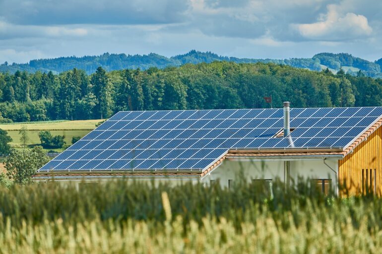 Comment stocker l’électricité produite par des panneaux solaires dans une batterie ?