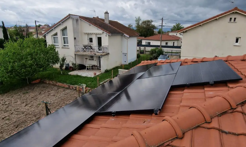 //rr-energy.fr/wp-content/uploads/2026/02/installation-panneau-solaire-6kwc-boisset-les-montrond.png