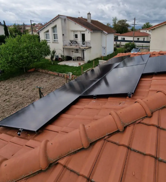 //rr-energy.fr/wp-content/uploads/2026/03/instalation-panneau-solaire-boisset-les-montrond-6kwc-1.png