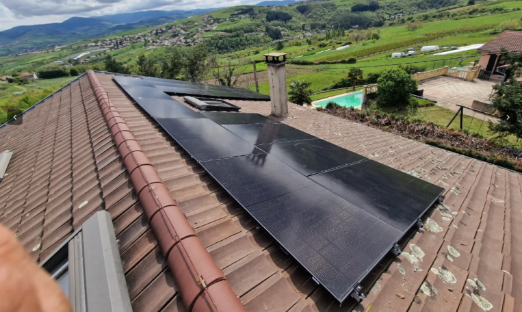 //rr-energy.fr/wp-content/uploads/2026/03/instalation-panneau-solaire-genilac-9kwc.png
