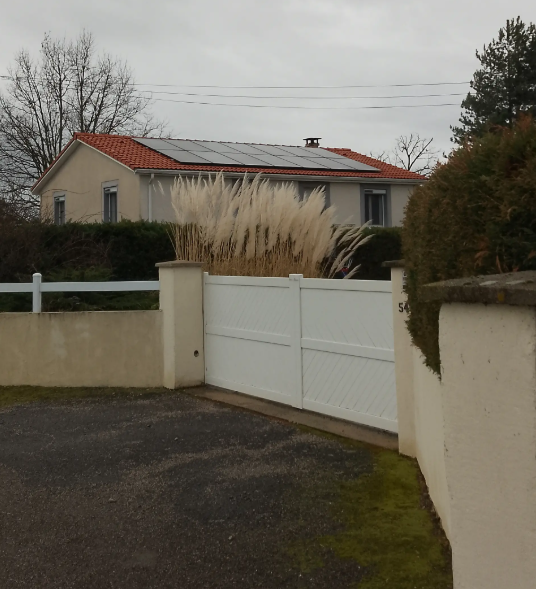 //rr-energy.fr/wp-content/uploads/2026/03/instalation-panneau-solaire-veauche-7kwc.png