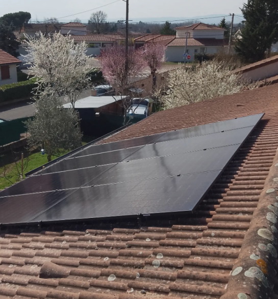 //rr-energy.fr/wp-content/uploads/2026/04/installation-panneau-solaire-montrond-les-bains-4kwc-1.png