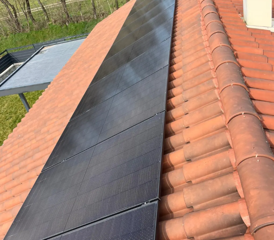 //rr-energy.fr/wp-content/uploads/2026/05/installation-photovoltaique-bonnefamille-6kwc.png