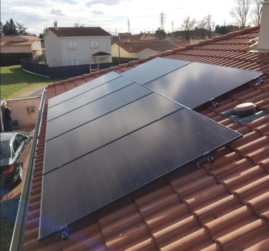 //rr-energy.fr/wp-content/uploads/2026/06/photo-installation-panneau-solaire-6.5kwc-feurs.png
