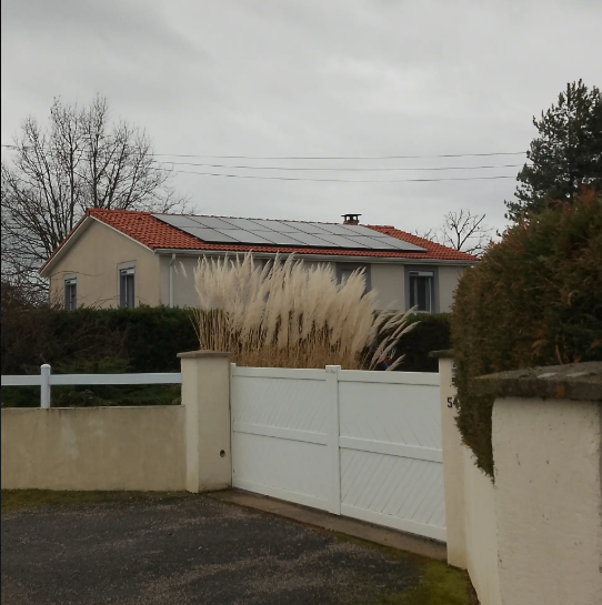 //rr-energy.fr/wp-content/uploads/2026/06/photo-installation-panneau-solaire-7kwc-veauche.png