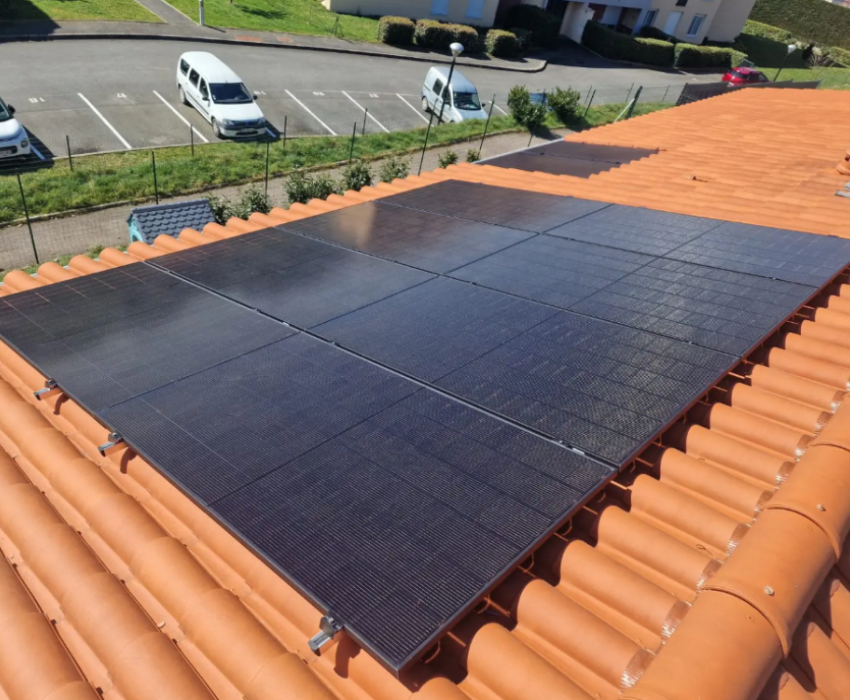 //rr-energy.fr/wp-content/uploads/2026/07/installation-panneau-solaire-4kwc-amplepuis.png