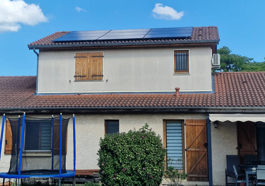//rr-energy.fr/wp-content/uploads/2026/09/installation-panneau_solaire-chasse-sur-rhone-9kwc.png