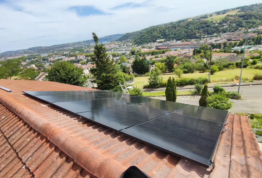 //rr-energy.fr/wp-content/uploads/2026/09/installation-panneau_solaire-givors-5kwc.png